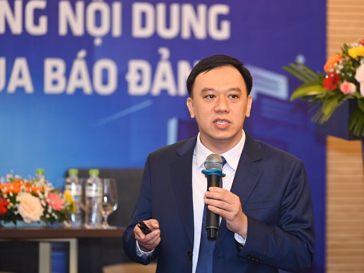 Nhà báo Ngô Việt Anh, Phó Trưởng Ban Nhân Dân điện tử đã có những chia sẻ cụ thể về những đổi mới tại Báo Nhân Dân. (Ảnh: Duy Linh)