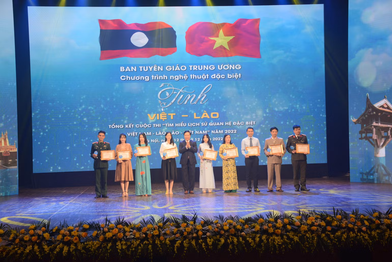 Đồng chí Phạm Bình Minh trao bằng khen và kỷ niệm chương tặng các thí sinh đạt giải Nhất của Cuộc thi. Đồng chí Phạm Bình Minh trao bằng khen và kỷ niệm chương tặng các thí sinh đạt giải Nhất của Cuộc thi.