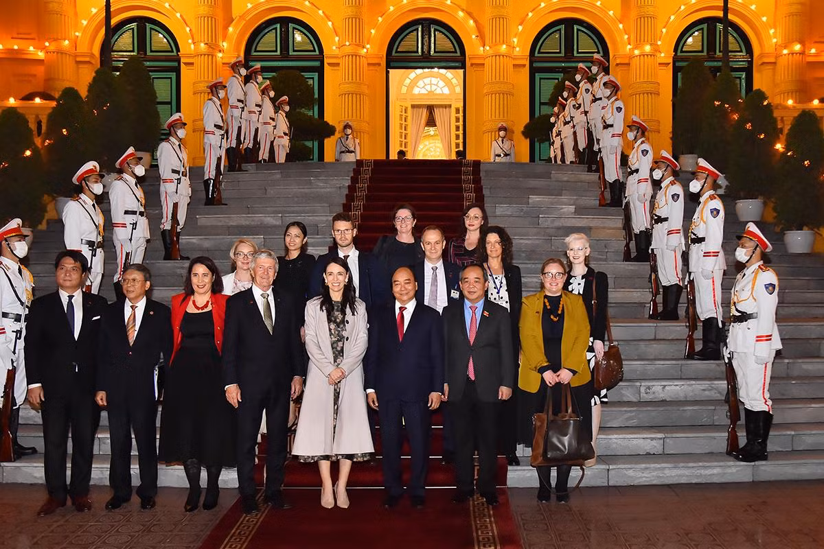 Chủ tịch nước Nguyễn Xuân Phúc, Thủ tướng New Zealand Jacinda Ardern và các đại biểu chụp ảnh chung trong khuôn viên Phủ Chủ tịch sau buổi tiếp. Chủ tịch nước Nguyễn Xuân Phúc, Thủ tướng New Zealand Jacinda Ardern và các đại biểu chụp ảnh chung trong khuôn viên Phủ Chủ tịch sau buổi tiếp.