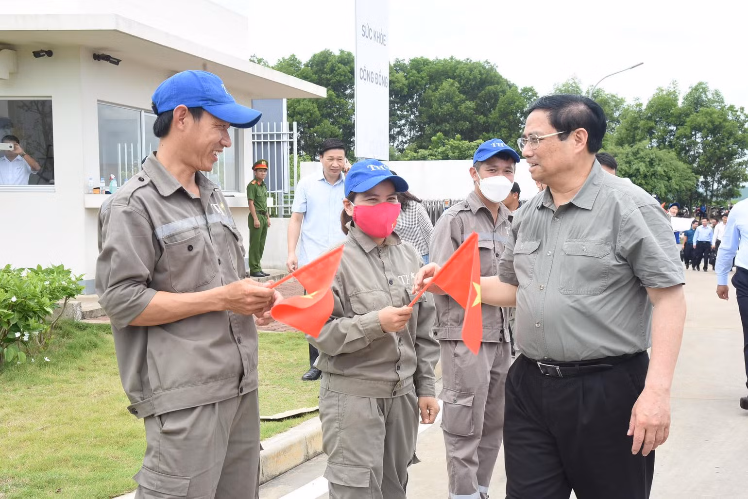 Thủ tướng Phạm Minh Chính thăm hỏi nông dân, xã viên.