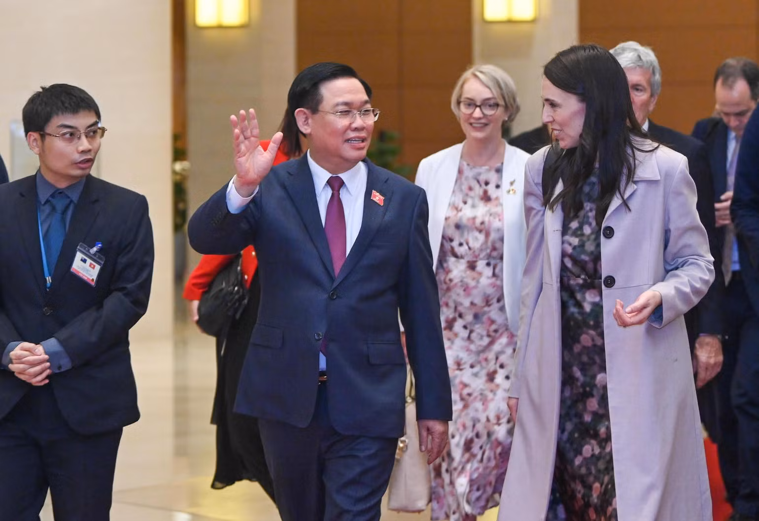 Chủ tịch Quốc hội Vương Đình Huệ trao đổi với Thủ tướng New Zealand Jacinda Ardern sau khi kết thúc buổi tiếp.