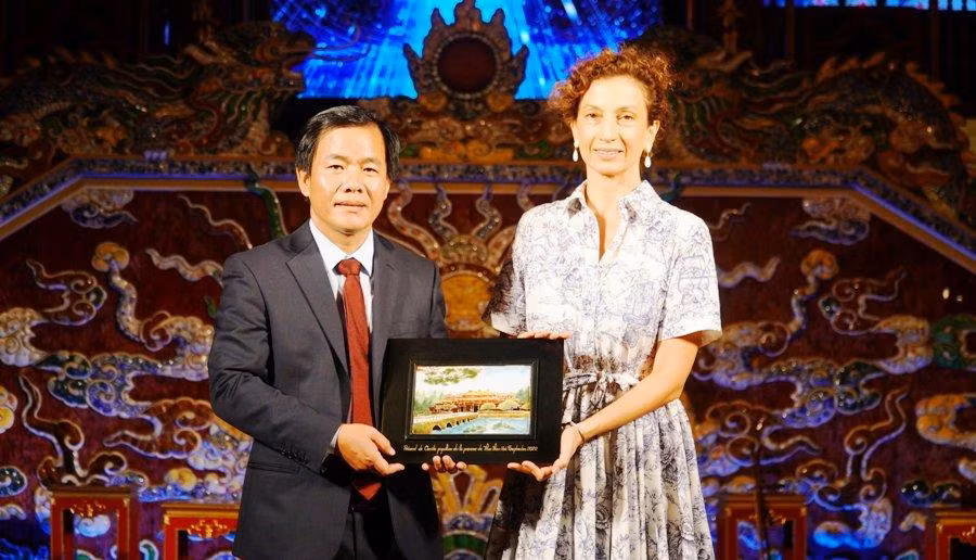 Chủ tịch UBND tỉnh Nguyễn Văn Phương tặng quà lưu niệm cho Tổng giám đốc UNESCO Audrey Azoulay.