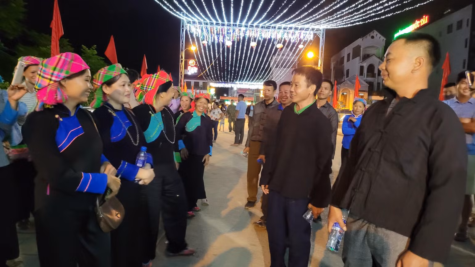 Đồng bào dân tộc Tày, Nùng hát đối đáp tại Chợ Tình Phong Lưu. Đồng bào dân tộc Tày, Nùng hát đối đáp tại Chợ Tình Phong Lưu.