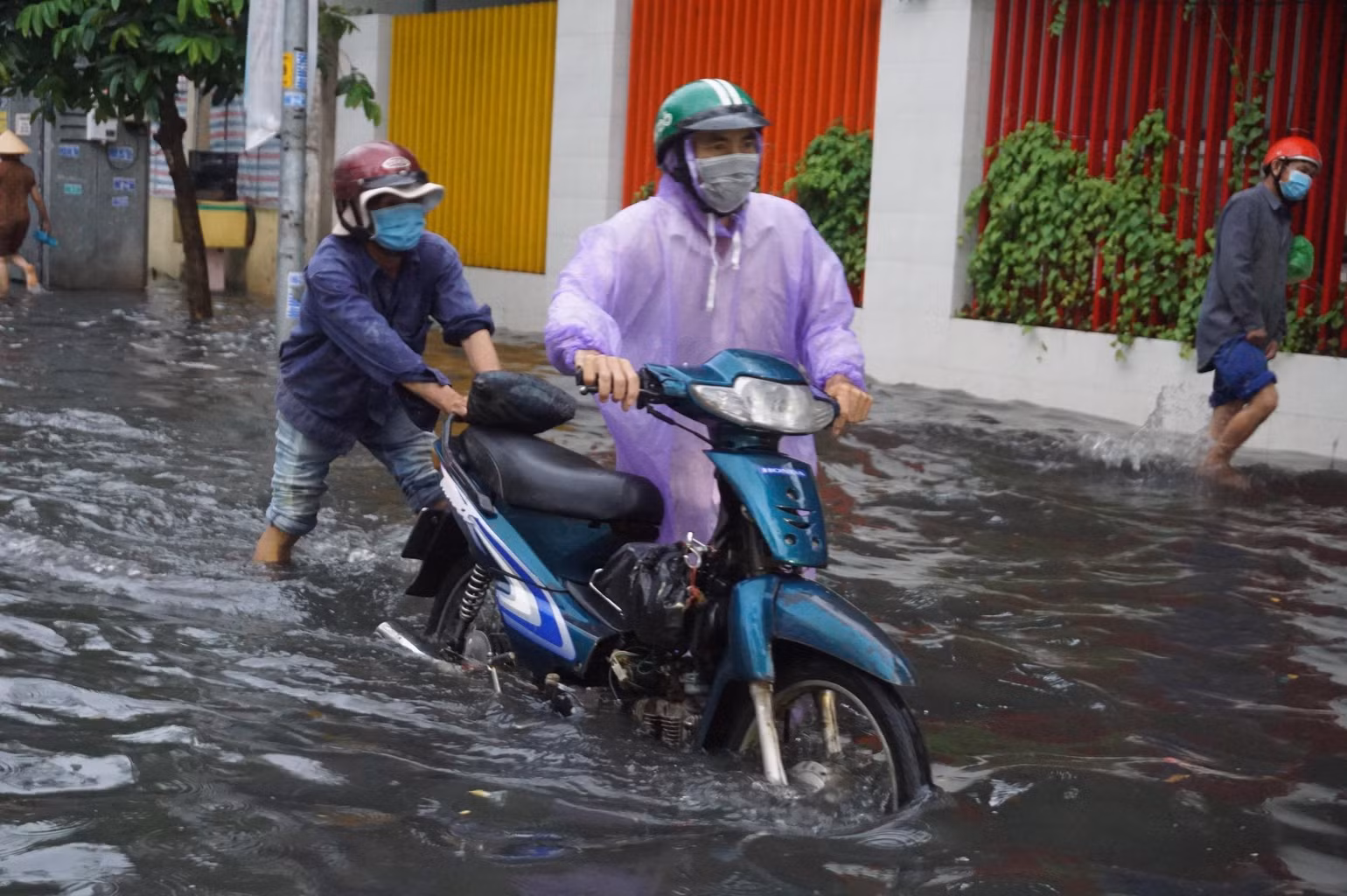 Đường Quốc Hương, thành phố Thủ Đức ngập hơn nửa bánh xe. Đường Quốc Hương, thành phố Thủ Đức ngập hơn nửa bánh xe.