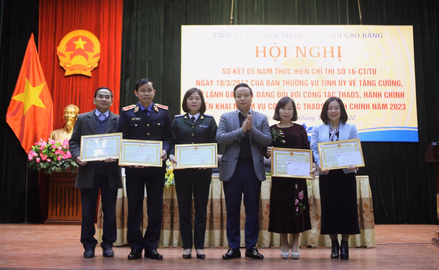 Lãnh đạo Ủy ban nhân dân tỉnh Cao Bằng trao Bằng khen cho cá nhân có thành tích trong công tác thi hành án dân sự.
