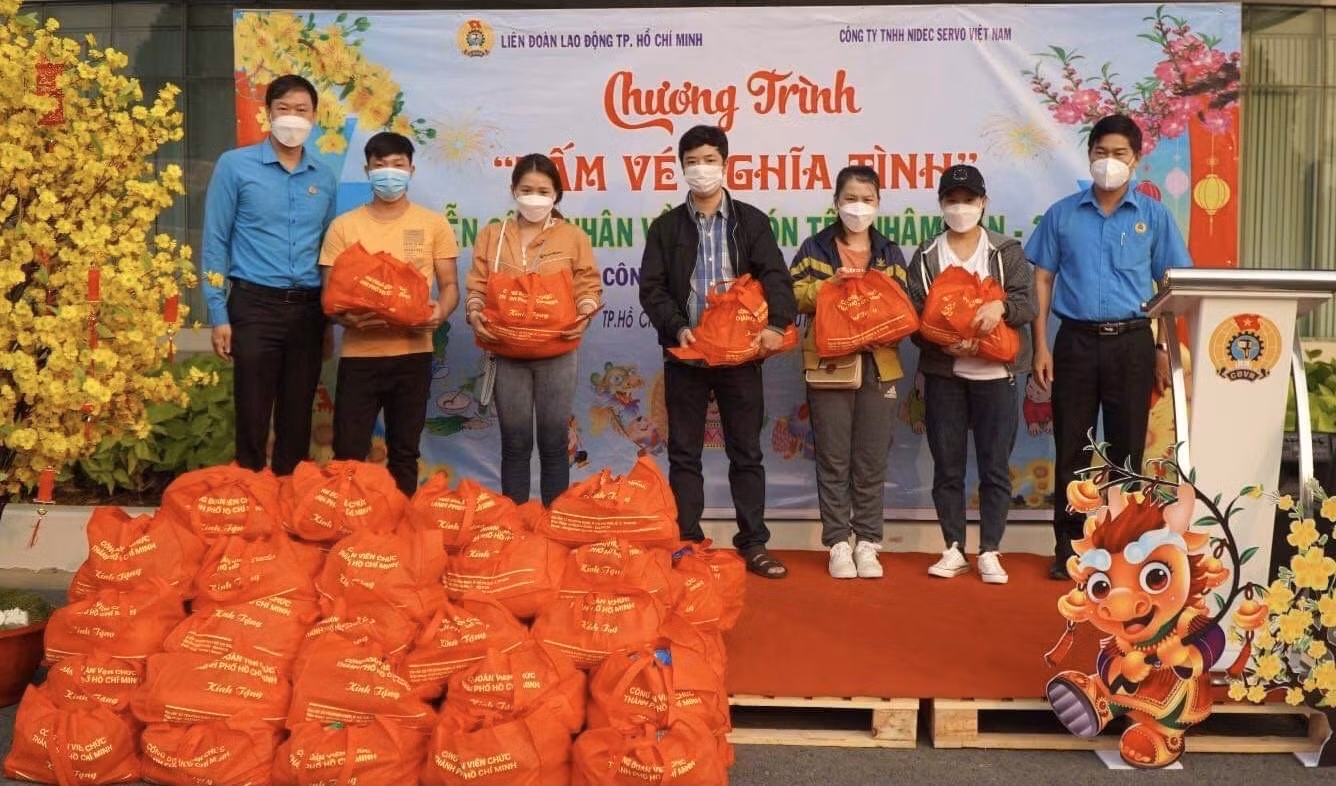 Công nhân lao động nhận tấm vé Nghĩa tình 2022