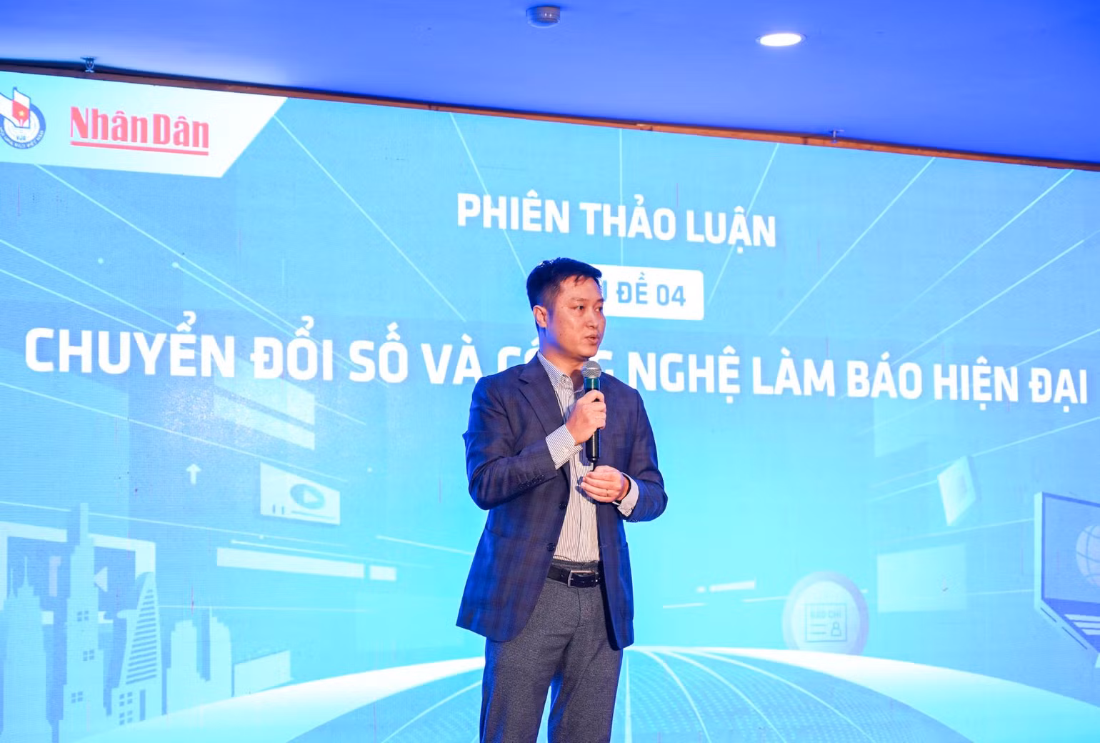 Ông Hoàng Nhật, Phó Tổng Biên tập Báo điện tử VietnamPlus đề dẫn hội thảo.