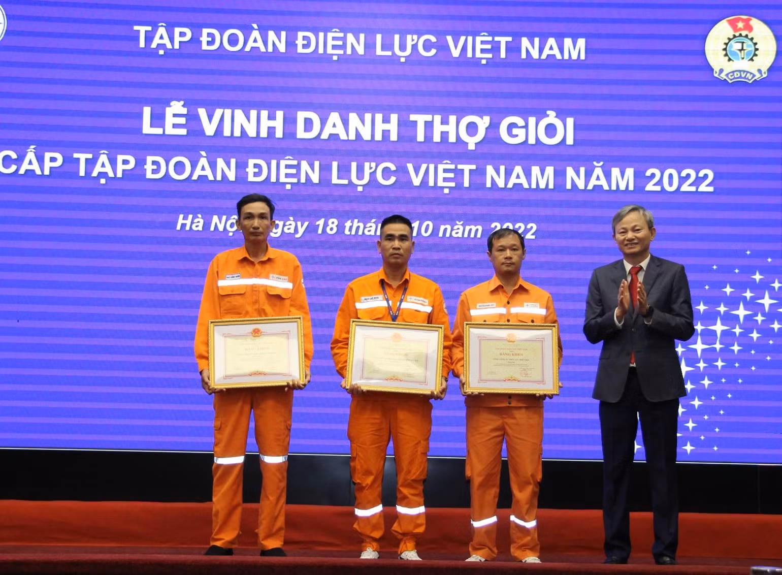 Tổng giám đốc EVN Trần Đình Nhân trao giải Nhất nhóm nghề quản lý vận hành đường dây và trạm biến áp trung, hạ áp cho nhóm công nhân EVNCPC.