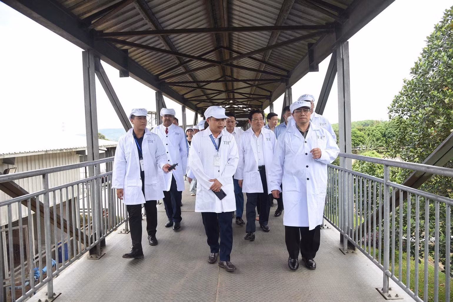 Thủ tướng Phạm Minh Chính tham quan Trang trại chăn nuôi bò sữa tập trung, ứng dụng công nghệ cao của Tập đoàn TH