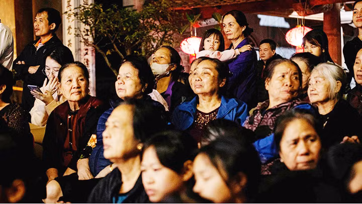 Thưởng thức tuồng đã trở thành truyền thống văn hóa của người dân làng Thổ Hà. Thưởng thức tuồng đã trở thành truyền thống văn hóa của người dân làng Thổ Hà.