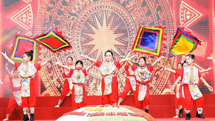 Lễ hội mang không khí vui tươi chào xuân mới. Lễ hội mang không khí vui tươi chào xuân mới.