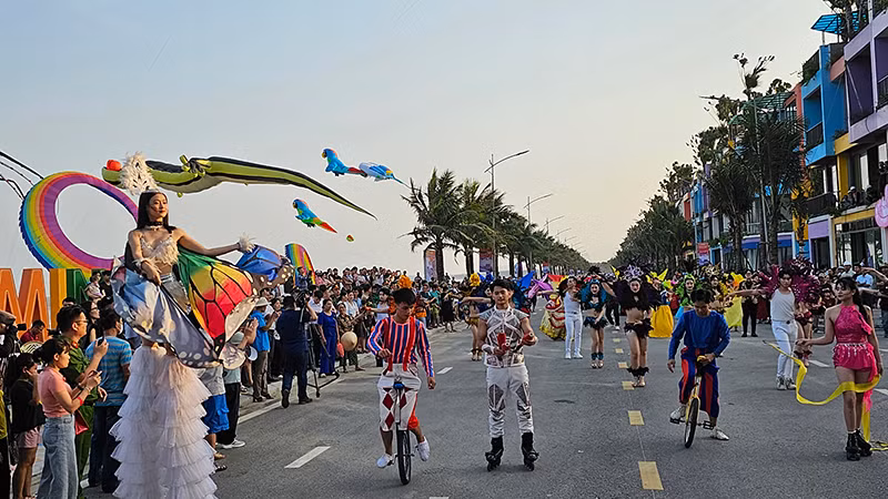 Lễ hội đường phố trong ngày khai trương, đưa khu Flamingo Linh Trường vào khai thác.