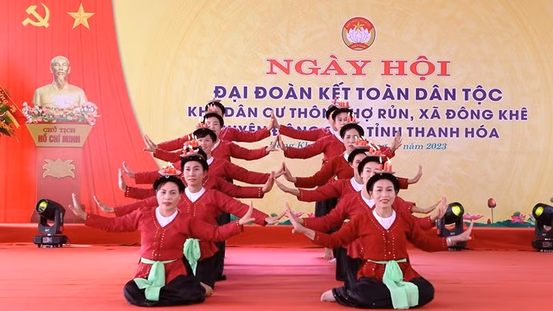 Dân ca, dân vũ được bảo lưu, tái hiện trong đời sống cộng đồng ở Thanh Hóa. Dân ca, dân vũ được bảo lưu, tái hiện trong đời sống cộng đồng ở Thanh Hóa.
