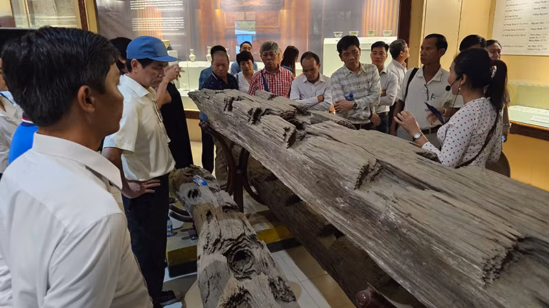 Khách tham quan hiện vật trưng bày tại Khu di tích Lam Kinh.