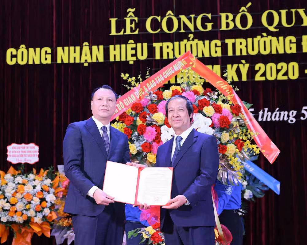 Bộ trưởng Giáo dục và Đào tạo Nguyễn Kim Sơn (bên phải ảnh) trao Quyết định cho PGS, TS Nguyễn Đức Sơn.