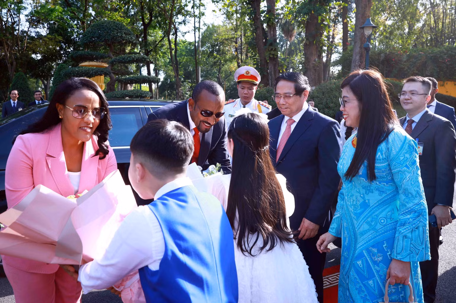 Thủ tướng Phạm Minh Chính và Phu nhân đón Thủ tướng Ethiopia Abiy Ahmed Ali và Phu nhân. (Ảnh: Dương Giang/TTXVN) Thủ tướng Phạm Minh Chính và Phu nhân đón Thủ tướng Ethiopia Abiy Ahmed Ali và Phu nhân. (Ảnh: Dương Giang/TTXVN)