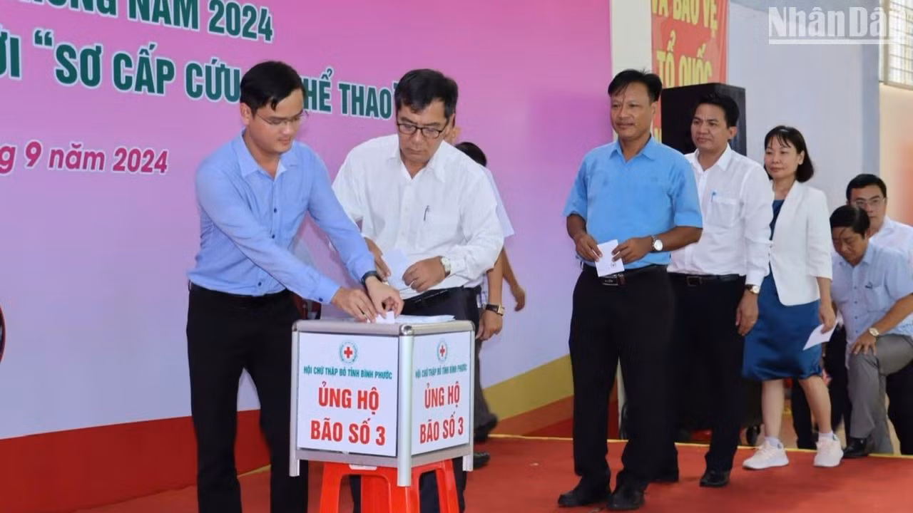 Các đơn vị trên đại bàn tỉnh Bình Phước ủng hộ khắc phục hậu quả bão số. Các đơn vị trên đại bàn tỉnh Bình Phước ủng hộ khắc phục hậu quả bão số.