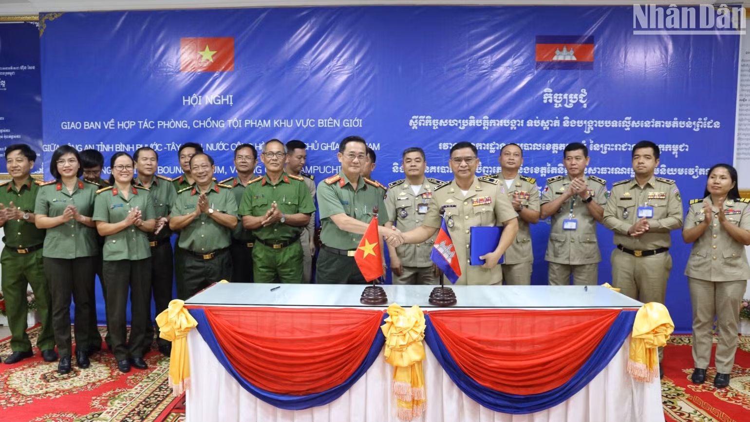 Công an tỉnh Tây Ninh, Công an tỉnh Bình Phước và Công an tỉnh TboungKhmum đã tiến hành ký kết biên bản thống nhất nâng cao phương hướng tiếp tục hợp tác trao đổi thông tin về tình hình an ninh trật tự biên giới. Công an tỉnh Tây Ninh, Công an tỉnh Bình Phước và Công an tỉnh TboungKhmum đã tiến hành ký kết biên bản thống nhất nâng cao phương hướng tiếp tục hợp tác trao đổi thông tin về tình hình an ninh trật tự biên giới.