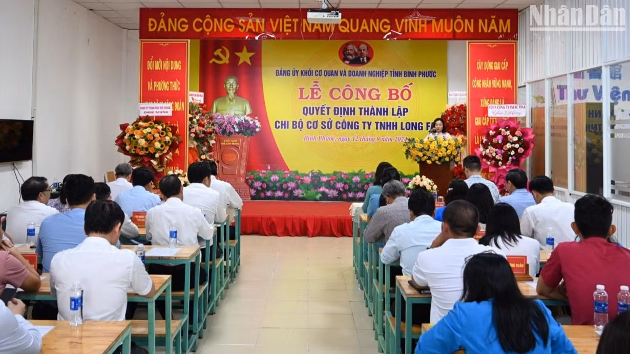 Không khí trang trọng Lễ công bố thành lập Chi bộ cơ sở công ty TNHH Long Fa. Không khí trang trọng Lễ công bố thành lập Chi bộ cơ sở công ty TNHH Long Fa.