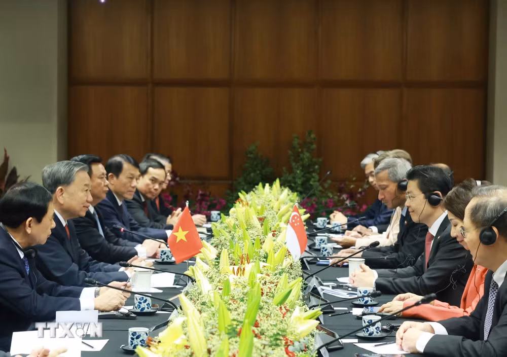 Tổng Bí thư Tô Lâm và Thủ tướng Cộng hòa Singapore, Tổng Thư ký Đảng Hành động nhân dân Singapore (PAP) Lawrence Wong hội đàm. Tổng Bí thư Tô Lâm và Thủ tướng Cộng hòa Singapore, Tổng Thư ký Đảng Hành động nhân dân Singapore (PAP) Lawrence Wong hội đàm.
