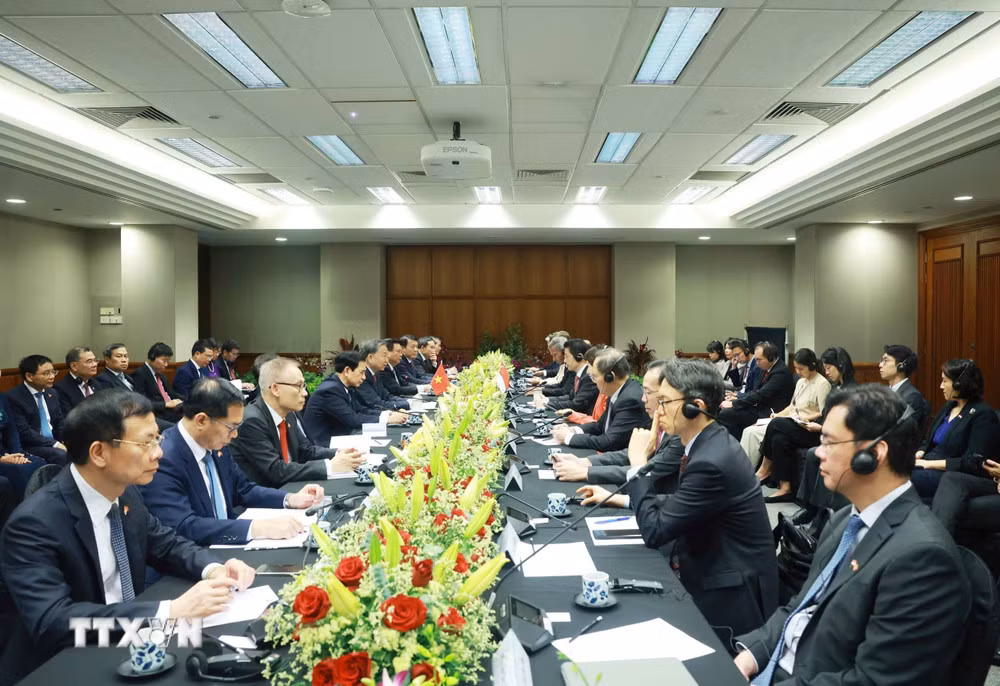 Tổng Bí thư Tô Lâm và Thủ tướng Cộng hòa Singapore, Tổng Thư ký Đảng Hành động nhân dân Singapore (PAP) Lawrence Wong hội đàm. Tổng Bí thư Tô Lâm và Thủ tướng Cộng hòa Singapore, Tổng Thư ký Đảng Hành động nhân dân Singapore (PAP) Lawrence Wong hội đàm.