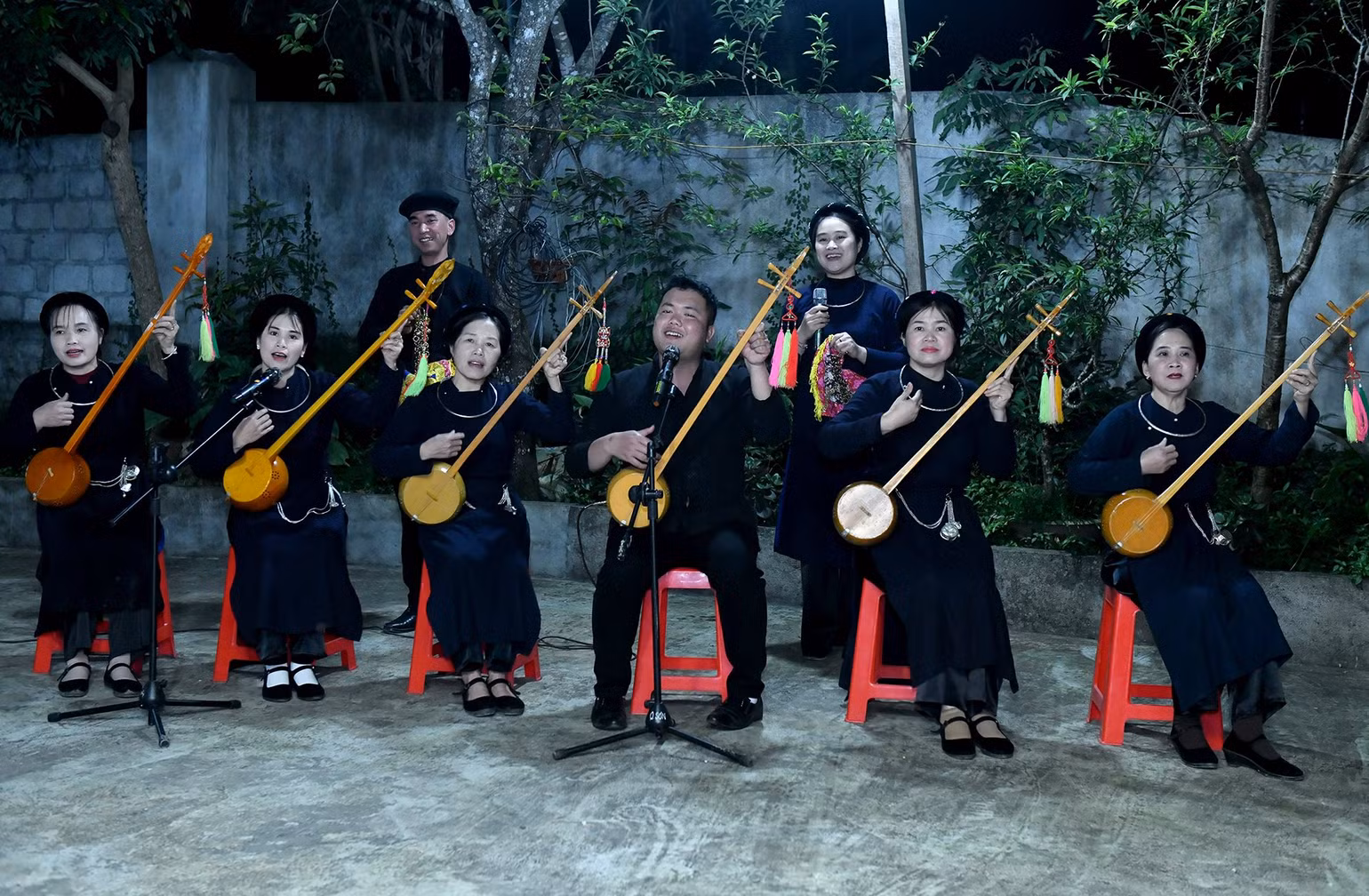 Đoàn văn nghệ xã Bắc Quỳnh, huyện Bắc Sơn, tỉnh Lạng Sơn biểu diễn tiết mục hát then, đàn tính cho du khách. (Ảnh: NGUYỄN ĐĂNG)