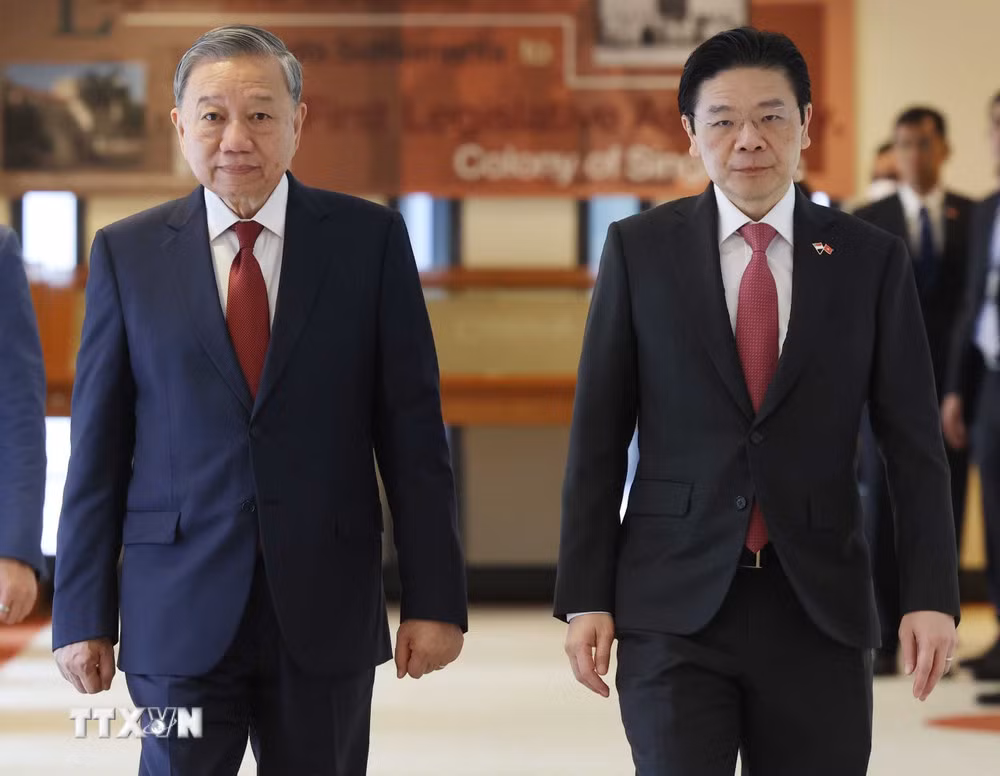 Thủ tướng Singapore, Tổng Thư ký Đảng Hành động nhân dân Singapore (PAP) Lawrence Wong đón Tổng Bí thư Tô Lâm. Thủ tướng Singapore, Tổng Thư ký Đảng Hành động nhân dân Singapore (PAP) Lawrence Wong đón Tổng Bí thư Tô Lâm.