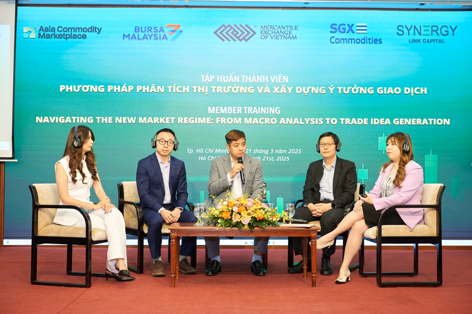 Ông Nguyễn Đức Dũng, Phó Tổng Giám đốc MXV cùng đại diện các Sở Giao dịch hàng hóa quốc tế trong buổi Tập huấn.