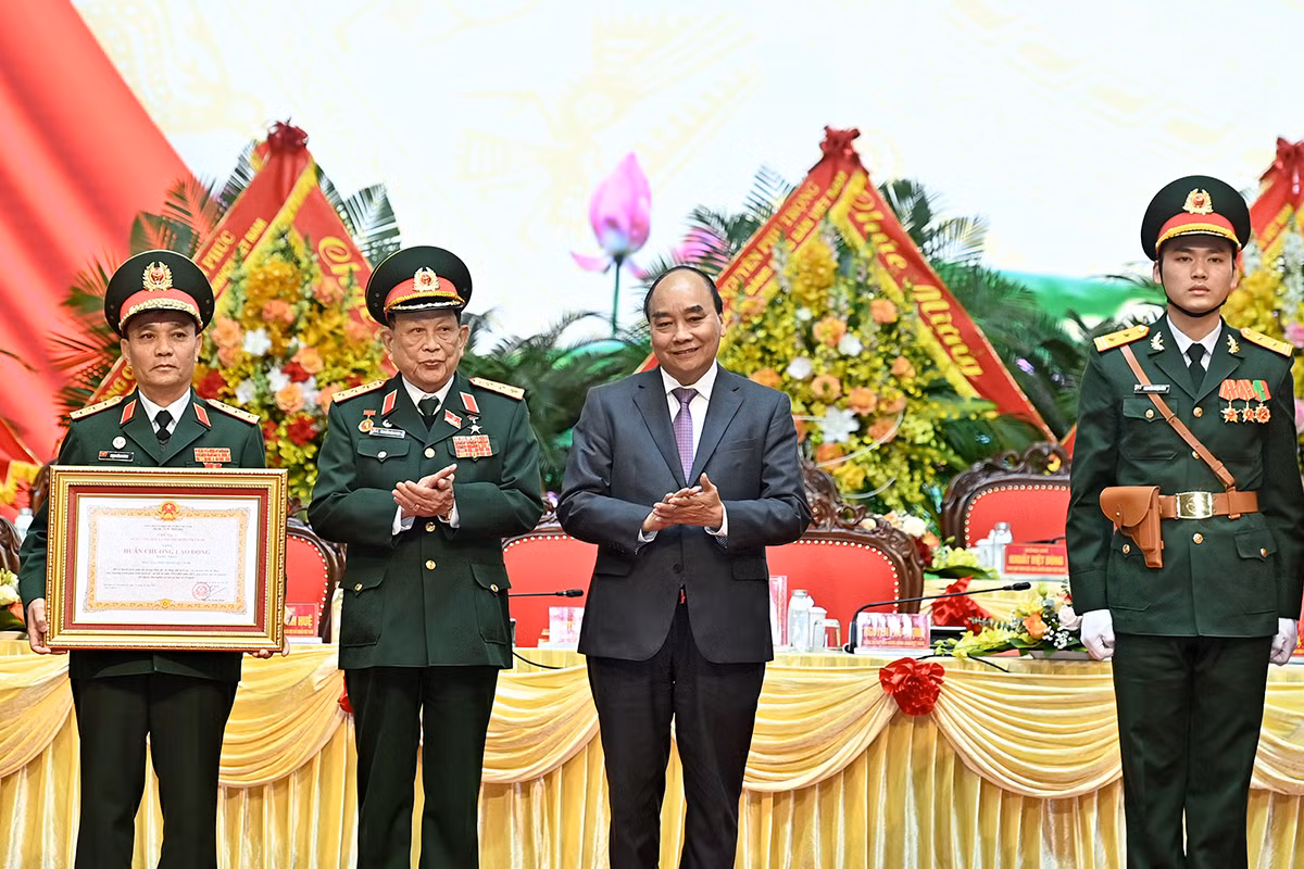 Chủ tịch nước Nguyễn Xuân Phúc trao Huân chương Lao động hạng Nhất tặng Hội Cựu chiến binh Việt Nam. (Ảnh: ĐĂNG KHOA)