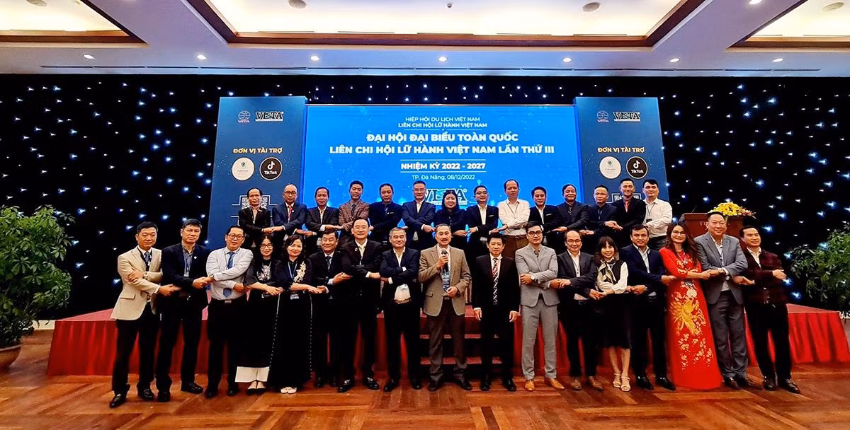 Ông Cao Trí Dũng, Chủ tịch Hiệp hội Du lịch Đà Nẵng được bầu làm Chủ tịch Liên chi hội Lữ hành Việt Nam nhiệm kỳ 2022-2027. Ông Cao Trí Dũng, Chủ tịch Hiệp hội Du lịch Đà Nẵng được bầu làm Chủ tịch Liên chi hội Lữ hành Việt Nam nhiệm kỳ 2022-2027.