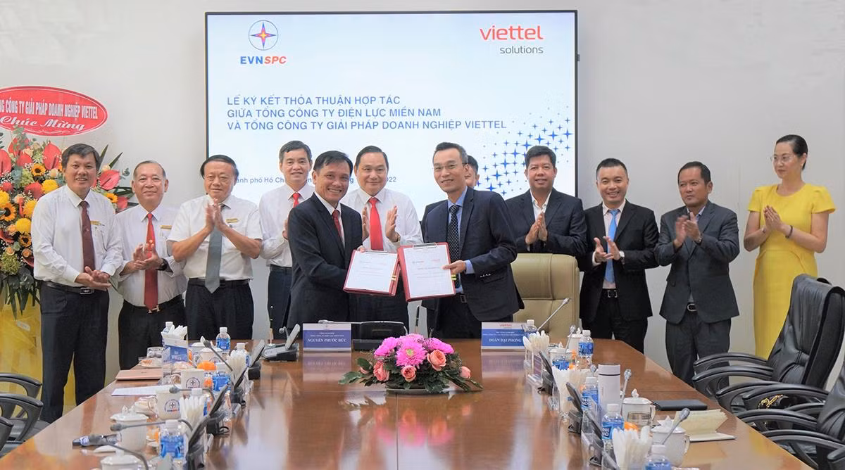 Ký kết hợp tác với Viettel Solutions để đẩy mạnh chuyển đổi số tất cả các lĩnh vực tại EVNSPC. Ký kết hợp tác với Viettel Solutions để đẩy mạnh chuyển đổi số tất cả các lĩnh vực tại EVNSPC.