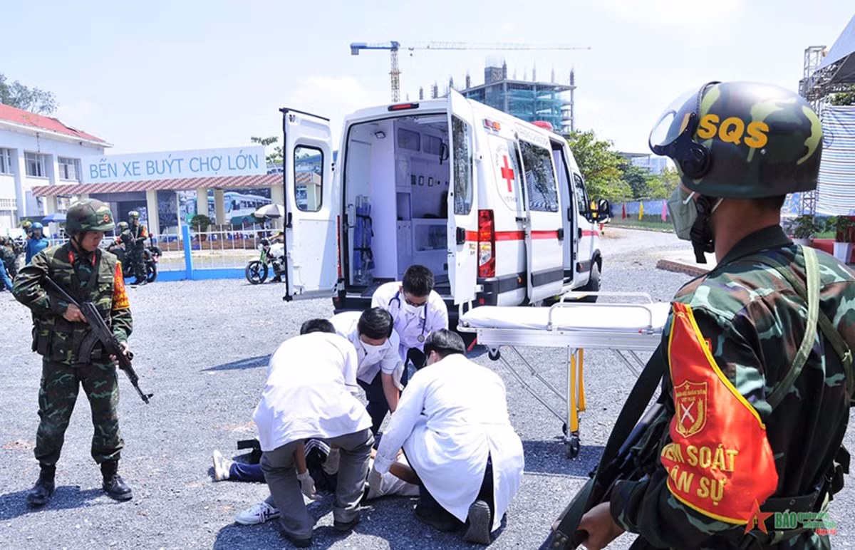 Các chiến sĩ diễn tập tình huống cấp cứu người bị thương. (Ảnh: Báo Quân đội Nhân Dân)