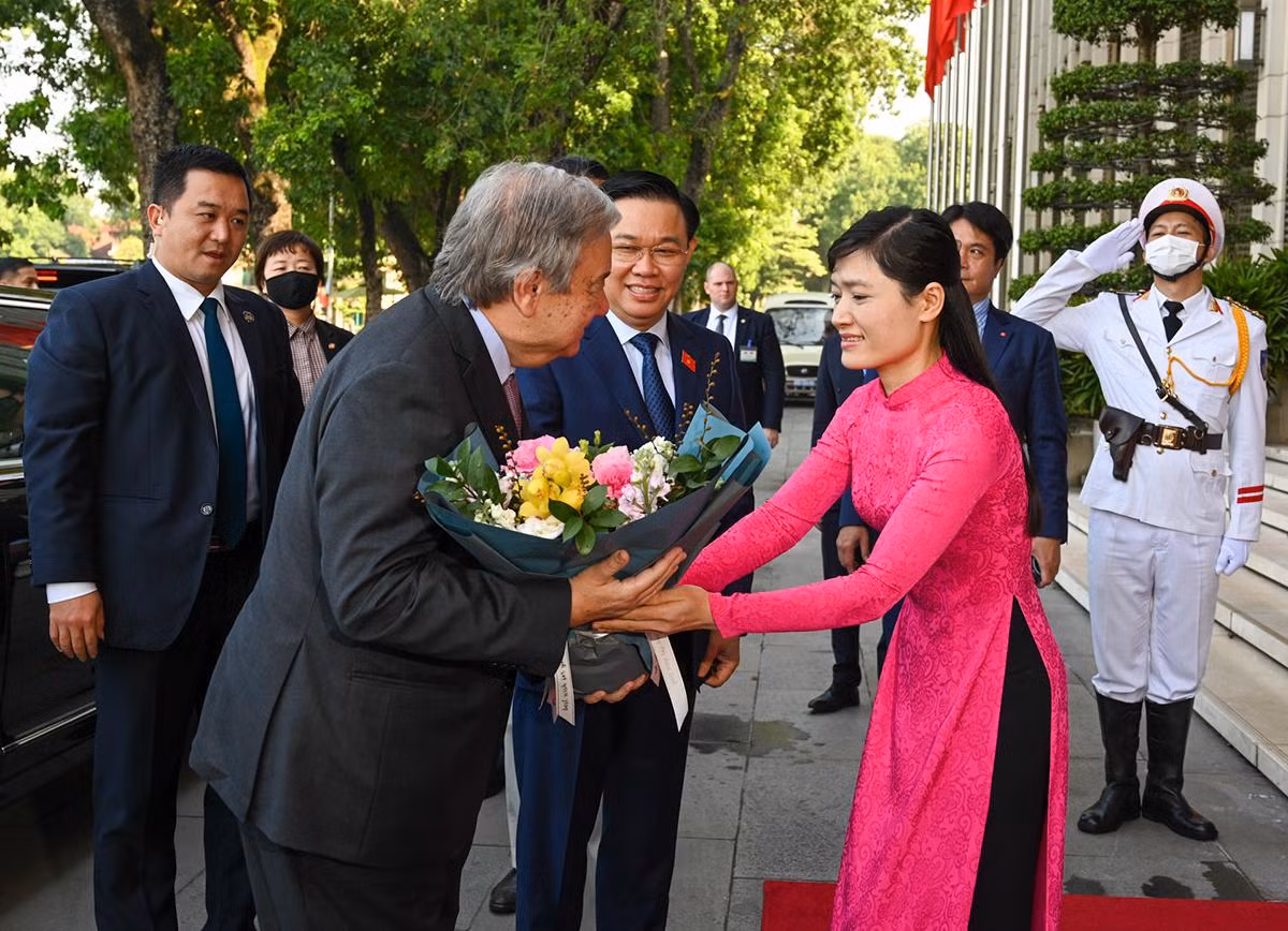 Nhân viên Văn phòng Quốc hội tặng hoa chào mừng Tổng Thư ký Liên hợp quốc Antonio Guterres.