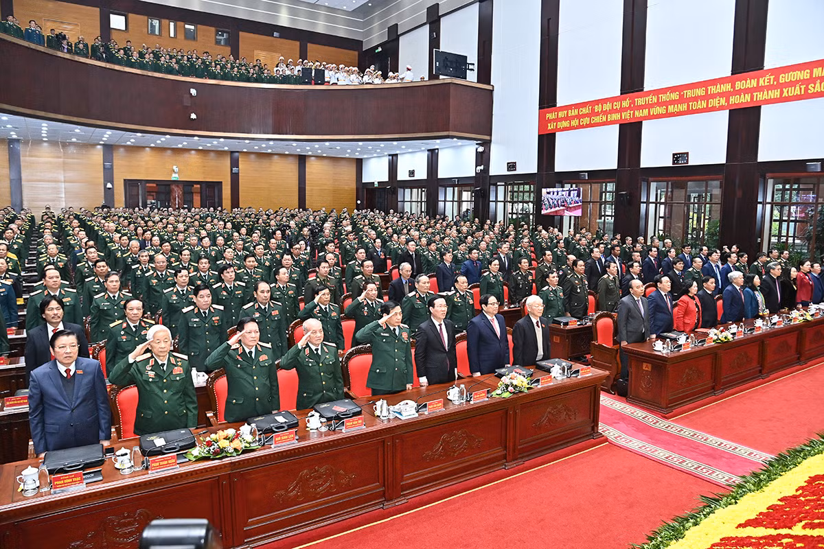 Các đồng chí lãnh đạo, nguyên lãnh đạo Đảng, Nhà nước và các đại biểu thực hiện nghi thức chào cờ. Các đồng chí lãnh đạo, nguyên lãnh đạo Đảng, Nhà nước và các đại biểu thực hiện nghi thức chào cờ.