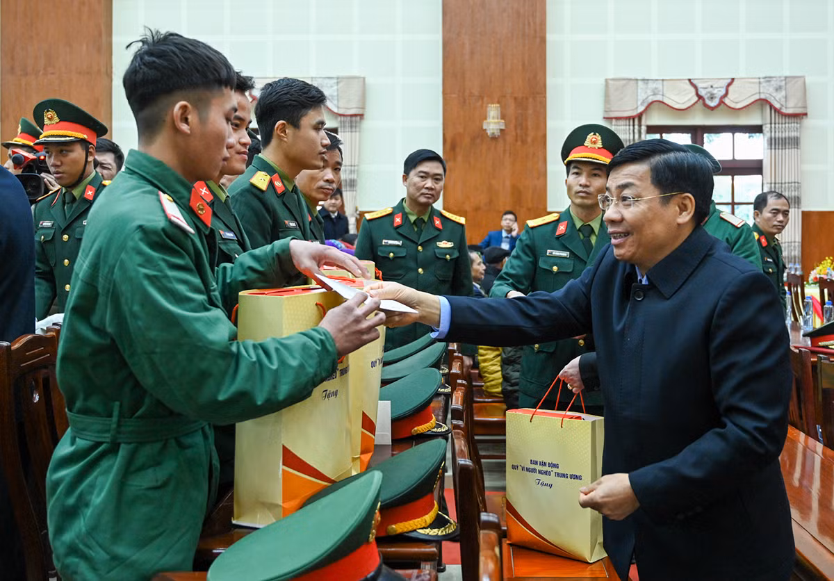 Bí thư Tỉnh ủy Bắc Giang Dương Văn Thái tặng quà cho cán bộ, chiến sĩ Sư đoàn 3.