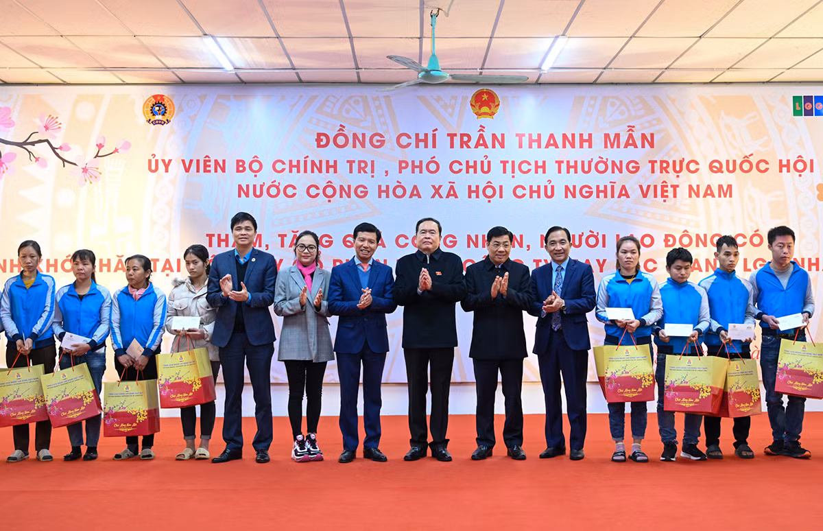 Phó Chủ tịch Thường trực Quốc hội Trần Thanh Mẫn cùng lãnh đạo Tổng Liên đoàn Lao động Việt Nam và tỉnh Bắc Giang tặng quà công nhân, người lao động tại Công ty May Bắc Giang.