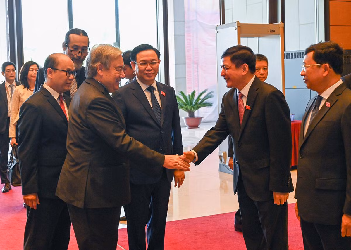 Chủ tịch Quốc hội Vương Đình Huệ giới thiệu với Tổng Thư ký Liên hợp quốc Antonio Guterres các đại biểu đoàn Việt Nam dự buổi tiếp.