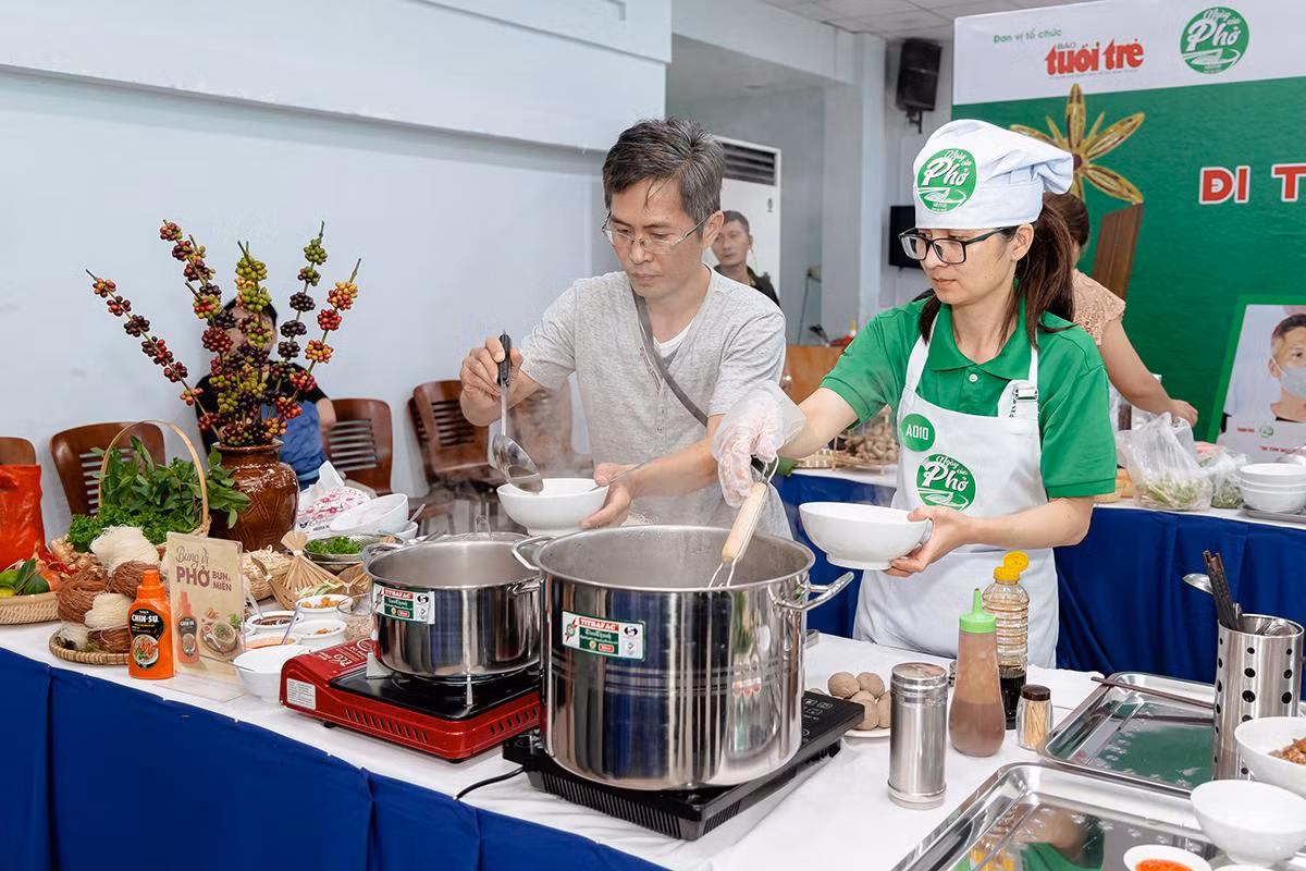 Chị Nguyên sử dụng tương ớt phở Chin-su trong bài thi của mình.