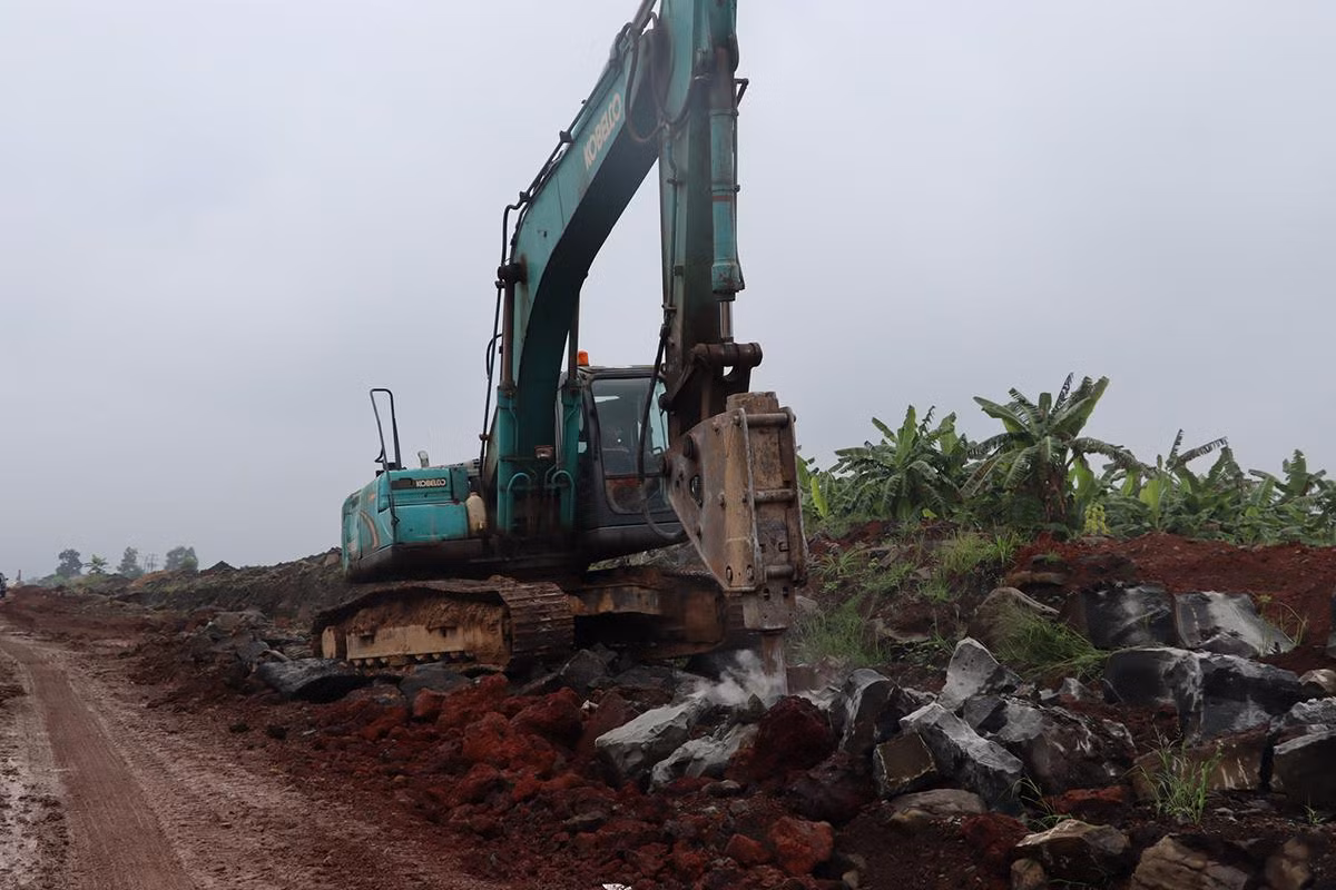 Nhiều đoạn trên cao tốc Phan Thiết-Dầu Giây còn rất ngổn ngang. Nhiều đoạn trên cao tốc Phan Thiết-Dầu Giây còn rất ngổn ngang.