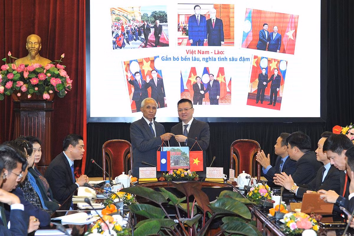 [Ảnh] Đoàn đại biểu cấp cao Ban Tuyên huấn Trung ương Đảng Nhân dân Cách mạng Lào thăm Báo Nhân Dân ảnh 3