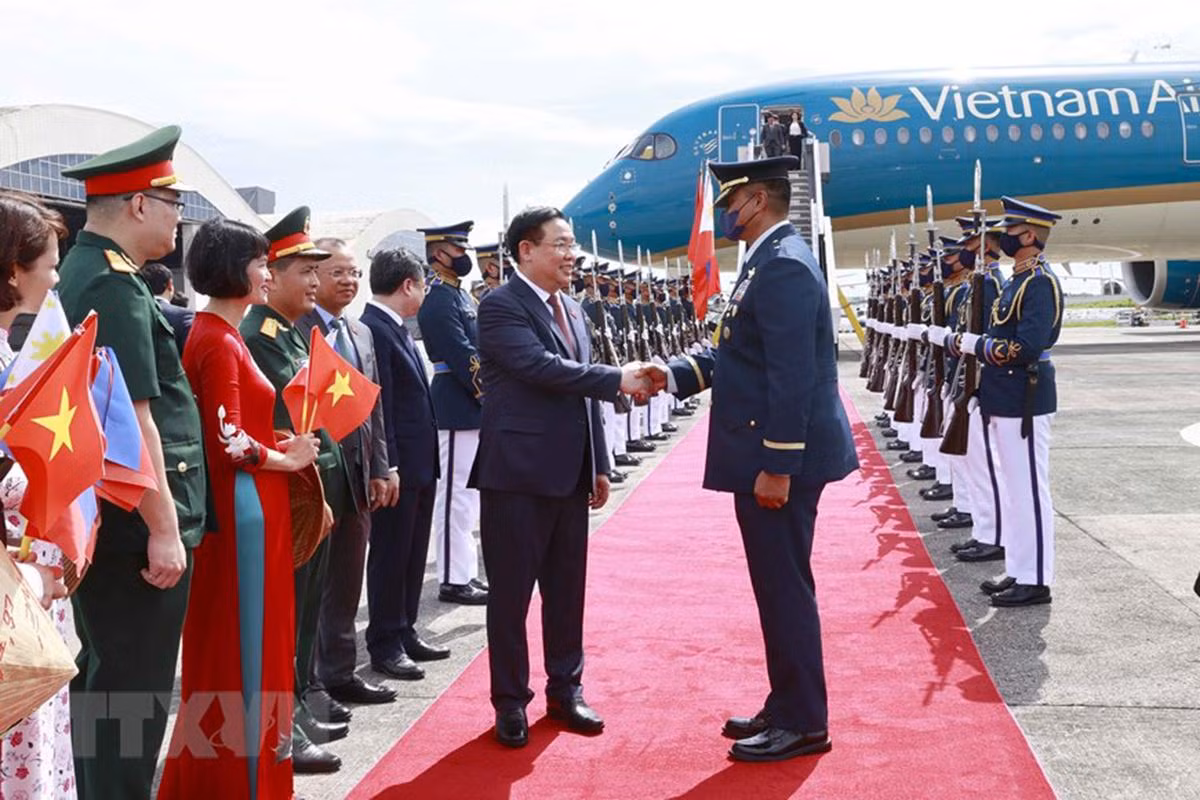 Quang cảnh tại lễ đón. Quang cảnh tại lễ đón.