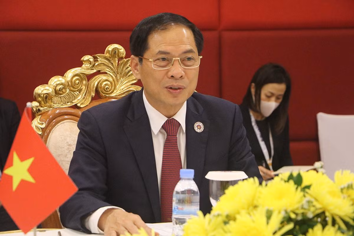 Bộ trưởng Ngoại giao Bùi Thanh Sơn tại cuộc gặp song phương. Bộ trưởng Ngoại giao Bùi Thanh Sơn tại cuộc gặp song phương.