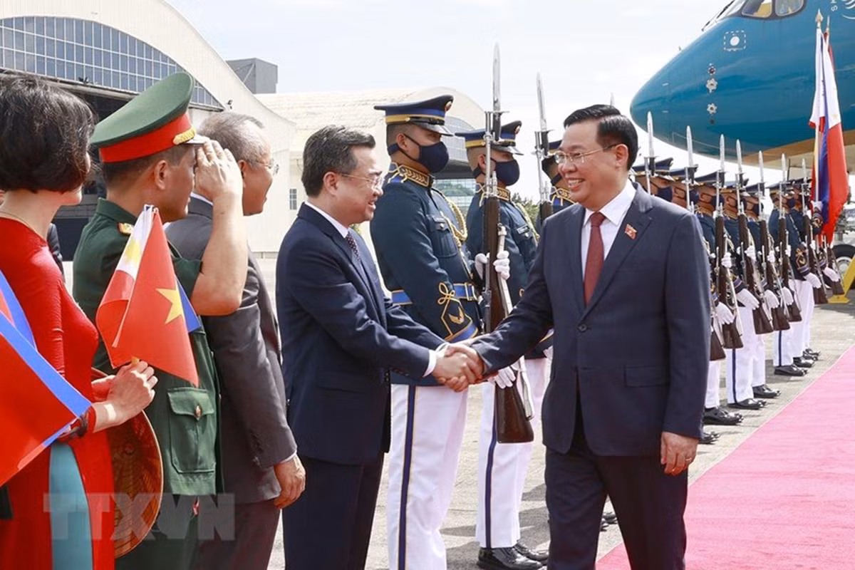 Cán bộ, nhân viên Đại sứ quán và kiều bào Việt Nam tại Philippines đón Chủ tịch Quốc hội Vương Đình Huệ tại sân bay quân sự Villamor. Cán bộ, nhân viên Đại sứ quán và kiều bào Việt Nam tại Philippines đón Chủ tịch Quốc hội Vương Đình Huệ tại sân bay quân sự Villamor.
