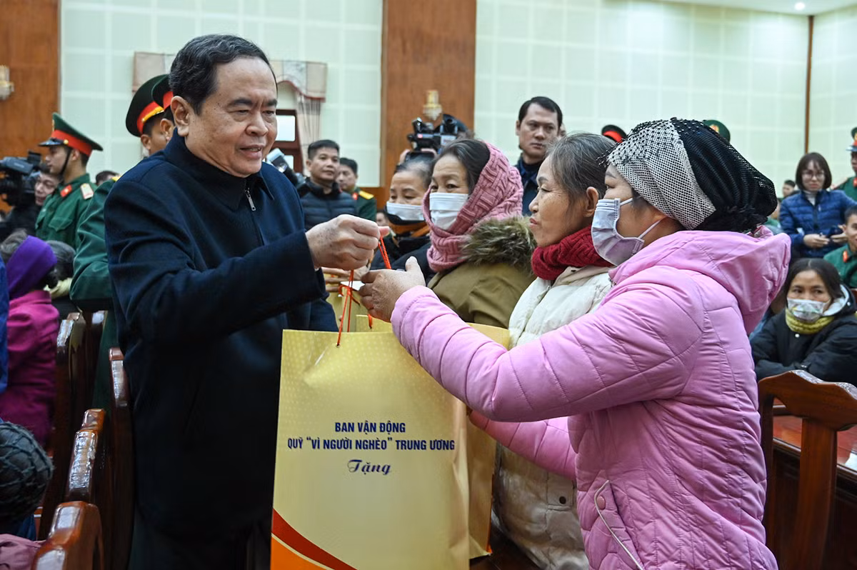 Phó Chủ tịch Thường trực Quốc hội Trần Thanh Mẫn tặng quà cho các gia đình chính sách, hộ nghèo tại huyện Lạng Giang.