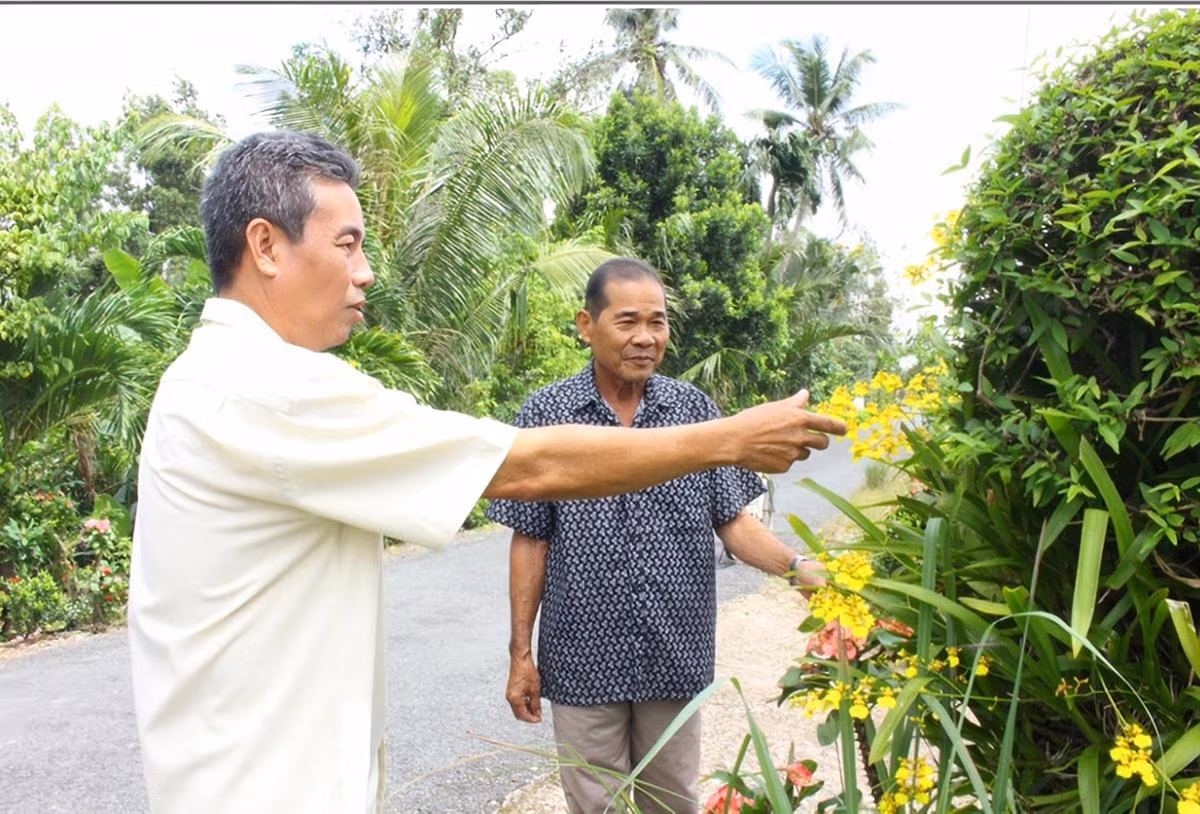 Ông Lê Thanh Dũng (bên trái), cán bộ tuyên giáo-dân vận thị trấn Vĩnh Viễn, huyện Long Mỹ, vận động người dân xây dựng cảnh quan sạch đẹp. Ông Lê Thanh Dũng (bên trái), cán bộ tuyên giáo-dân vận thị trấn Vĩnh Viễn, huyện Long Mỹ, vận động người dân xây dựng cảnh quan sạch đẹp.
