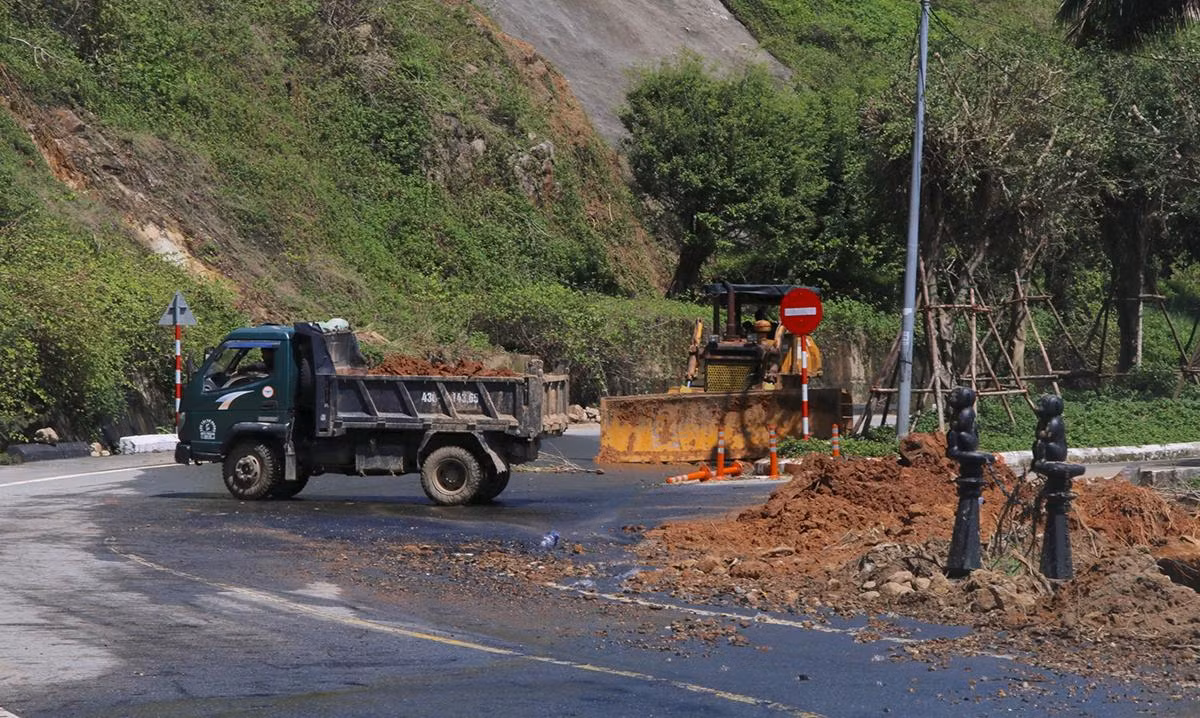 Đà Nẵng khẩn trương khắc phục sạt lở tại khu vực bán đảo Sơn Trà ảnh 12 Đà Nẵng khẩn trương khắc phục sạt lở tại khu vực bán đảo Sơn Trà ảnh 12