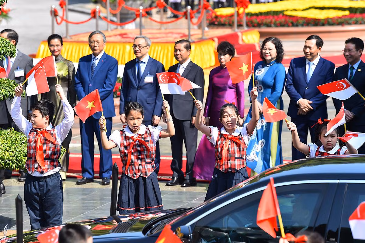 Thiếu nhi Thủ đô đón chào Tổng thống Cộng hòa Singapore Halimah Yacob và Phu quân cùng đoàn đại biểu cấp cao thăm chính thức Việt Nam.