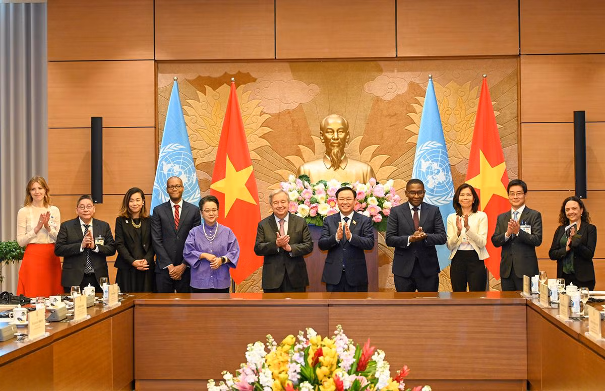 Chủ tịch Quốc hội Vương Đình Huệ và Tổng Thư ký Liên hợp quốc Antonio Guterres với các đại biểu tại buổi tiếp.