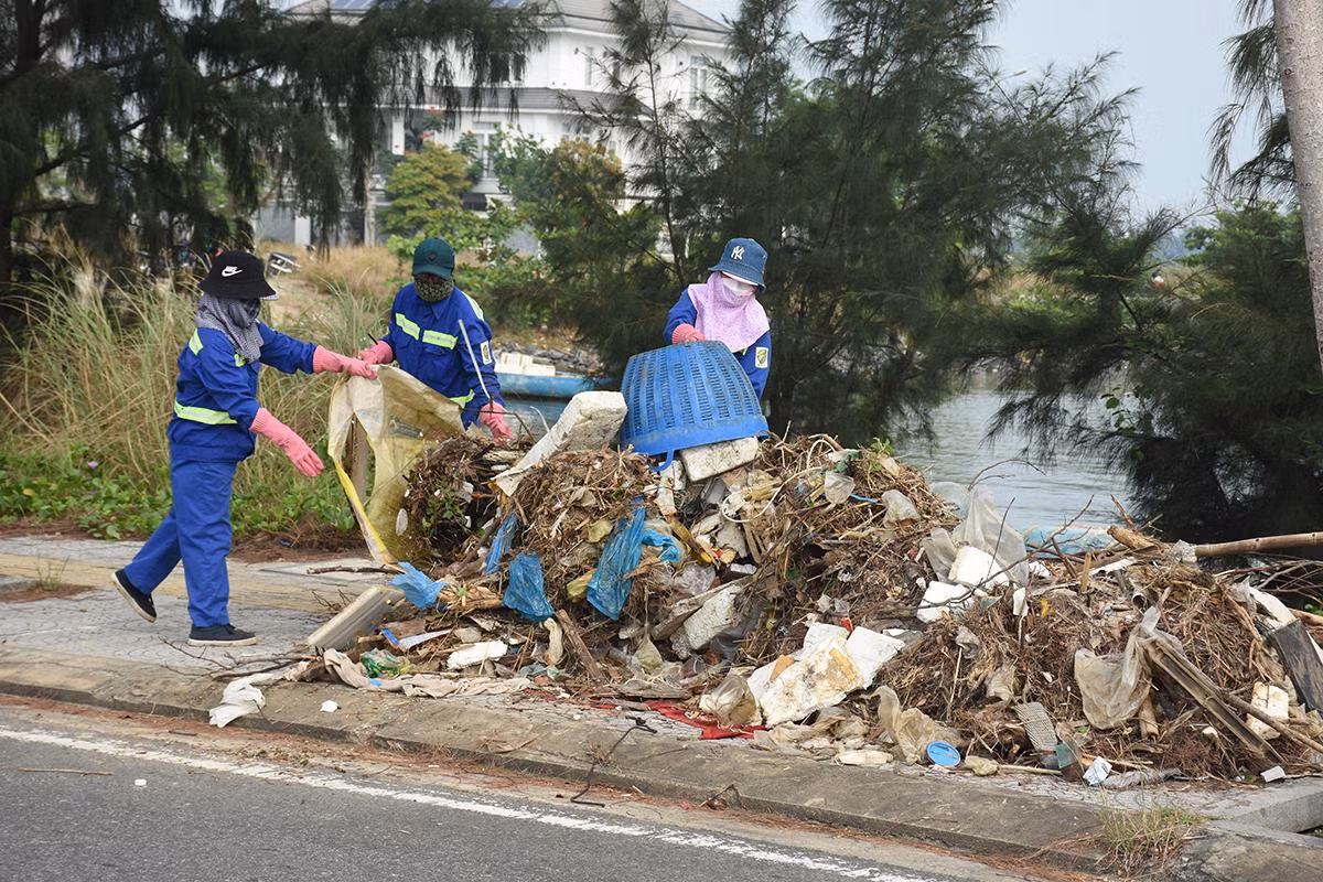 Thu gom rác xung quanh khu vực âu thuyền và cảng cá Thọ Quang. Thu gom rác xung quanh khu vực âu thuyền và cảng cá Thọ Quang.