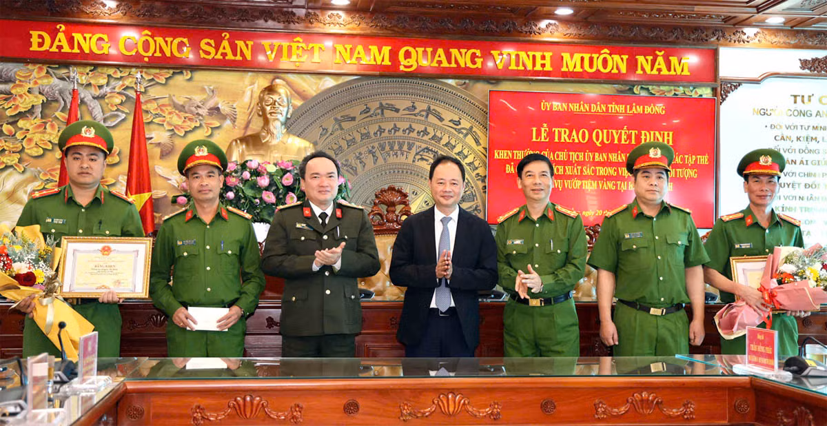 Chủ tịch Ủy ban nhân dân tỉnh Lâm Đồng và Đại tá Trương Minh Đương, Giám đốc Công an tỉnh; Đại tá Đinh Xuân Huy, Phó Giám đốc Công an tỉnh biểu dương, khen thưởng các tập thể.